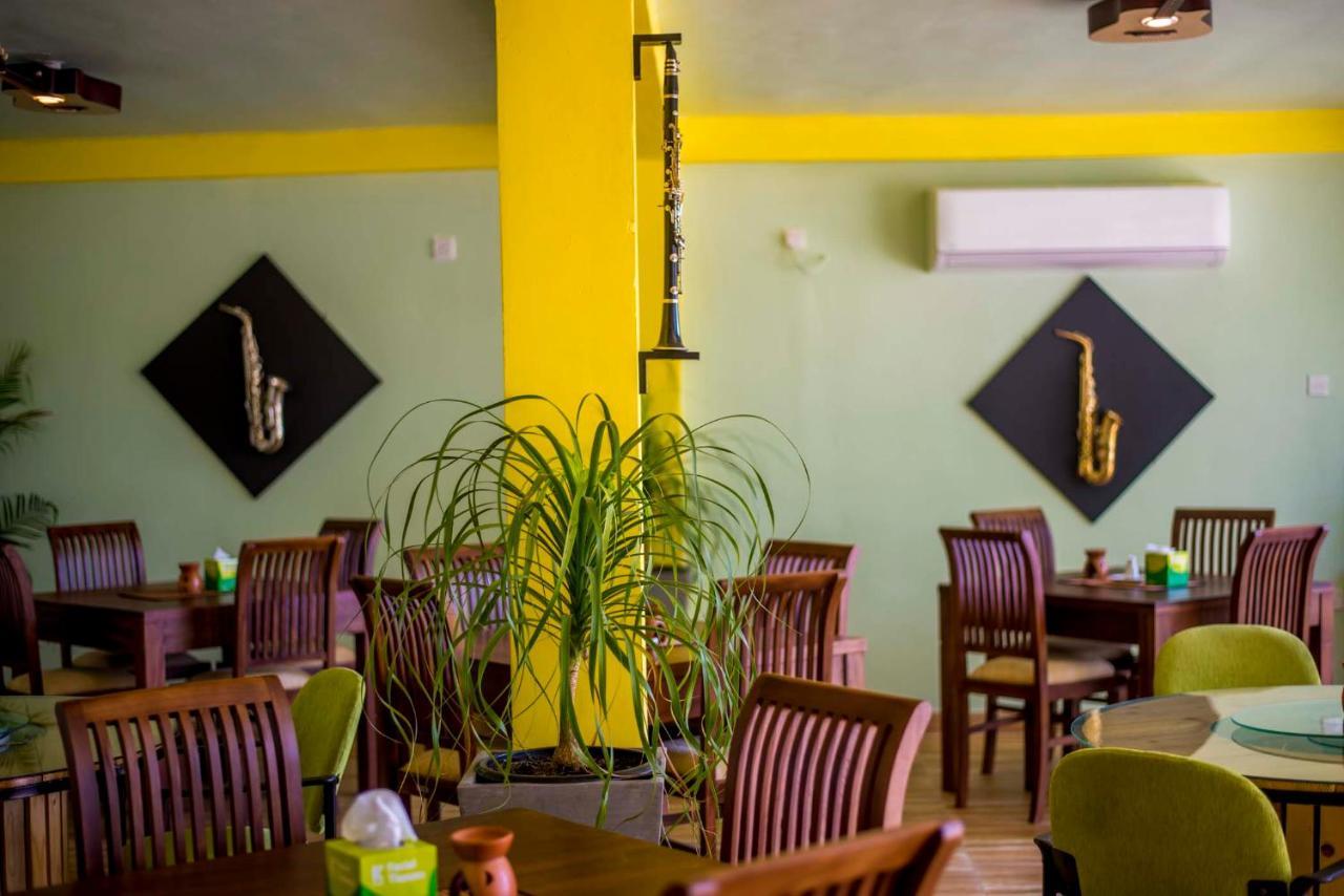 This Is It Airport Hotel And Restaurant Негомбо Экстерьер фото